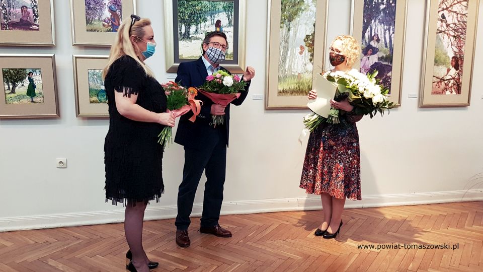 Na zdjęciu: Izabela Śliwińska – Wiceprezydent Tomaszowa Mazowieckiego i Krzysztof Jednac – dyrektor Muzeum im. A. hr. Ostrowskiego w Tomaszowie Mazowieckim, gratulują i składają życzenia, Marcie Węg - artystce, malarce, w Noc Muzeów 2021, w Muzeum im. Antoniego hrabiego Ostrowskiego w Tomaszowie Mazowieckim, na wernisażu wystawy prac Marty Węgrzynowskiej – Martty Węg, zatytułowanej „Źródła”