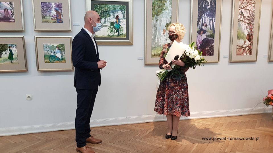 Na zdjęciu: Dariusz Misztal – Wójt Gminy Będków, gratuluje i składa życzenia, Marcie Węg - artystce, malarce, w Noc Muzeów 2021, w Muzeum im. Antoniego hrabiego Ostrowskiego w Tomaszowie Mazowieckim, na wernisażu wystawy prac Marty Węgrzynowskiej – Martty Węg, zatytułowanej „Źródła”