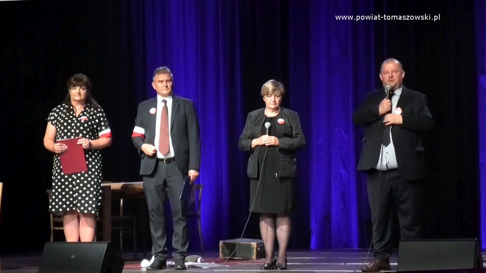 Na zdjęciu: zdjęcie ze spektaklu „Zakazane piosenki” w wykonaniu uczestników zajęć wokalnych i teatralnych w PCAS-ie, 1 sierpnia2021 roku