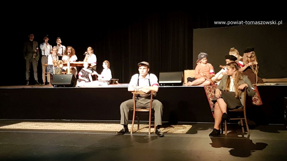 Na zdjęciu: zdjęcie ze spektaklu „Zakazane piosenki” w wykonaniu uczestników zajęć wokalnych i teatralnych w PCAS-ie, 1 sierpnia2021 roku