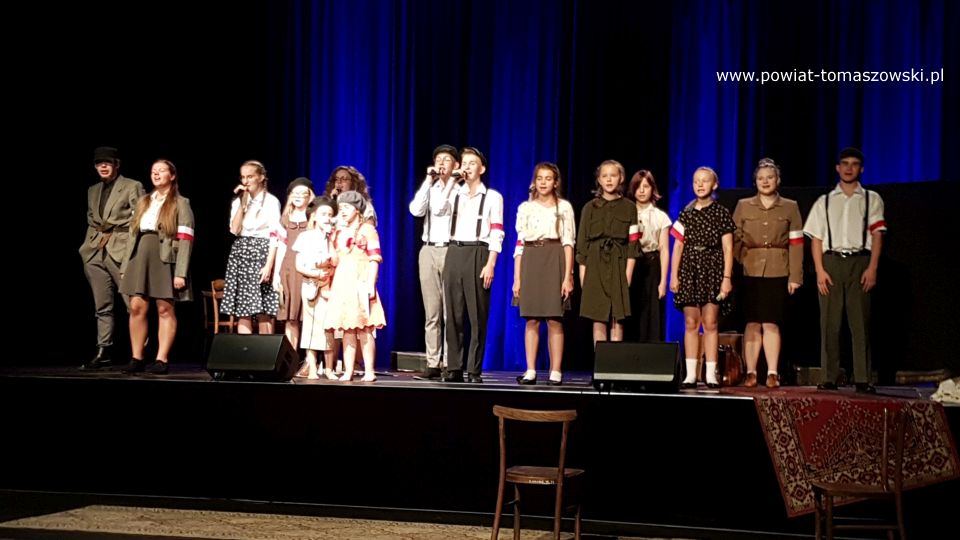 Na zdjęciu: zdjęcie ze spektaklu „Zakazane piosenki” w wykonaniu uczestników zajęć wokalnych i teatralnych w PCAS-ie, 1 sierpnia2021 roku