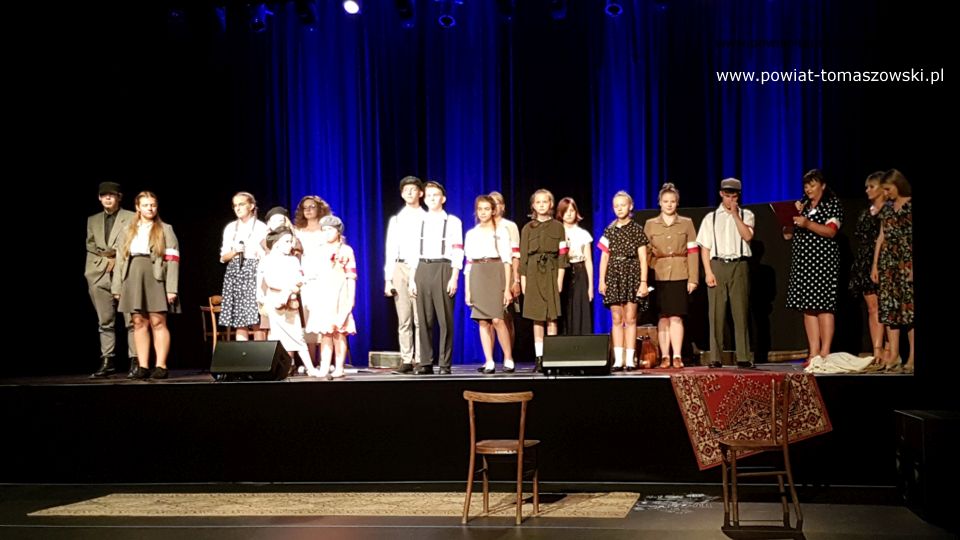 Na zdjęciu: zdjęcie ze spektaklu „Zakazane piosenki” w wykonaniu uczestników zajęć wokalnych i teatralnych w PCAS-ie, 1 sierpnia2021 roku