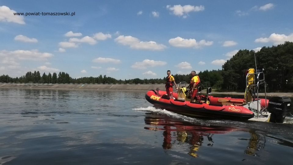 zdjęcie z uroczystego otwarcie sezonu letniego 2021 nad Zalewem Sulejowskim, zorganizowanego przez Starostwo Powiatowe w Tomaszowie Mazowieckim i Wodne Ochotnicze Pogotowie Ratunkowe w Tomaszowie Mazowieckim, które odbyło się 29 czerwca 2021 roku