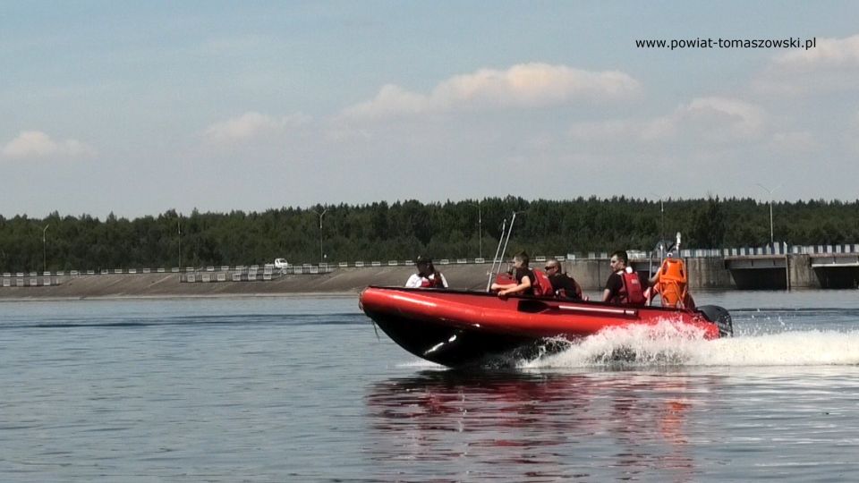 zdjęcie z uroczystego otwarcie sezonu letniego 2021 nad Zalewem Sulejowskim, zorganizowanego przez Starostwo Powiatowe w Tomaszowie Mazowieckim i Wodne Ochotnicze Pogotowie Ratunkowe w Tomaszowie Mazowieckim, które odbyło się 29 czerwca 2021 roku