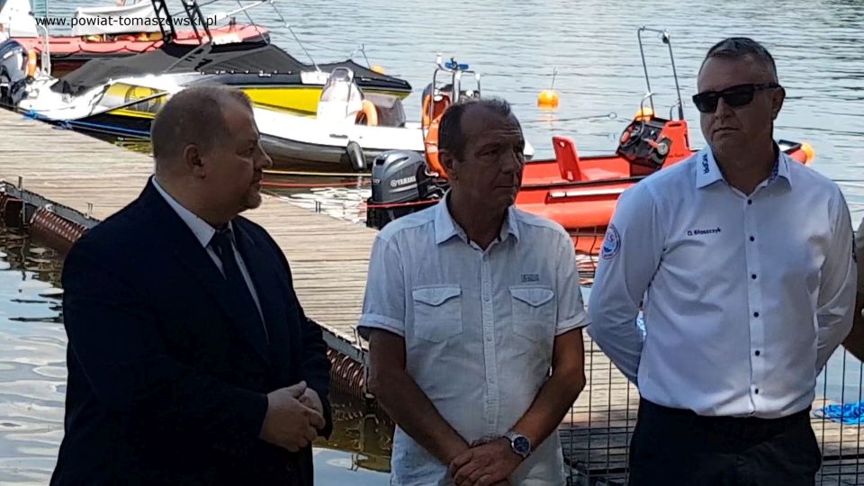 zdjęcie z uroczystego otwarcie sezonu letniego 2021 nad Zalewem Sulejowskim, zorganizowanego przez Starostwo Powiatowe w Tomaszowie Mazowieckim i Wodne Ochotnicze Pogotowie Ratunkowe w Tomaszowie Mazowieckim, które odbyło się 29 czerwca 2021 roku