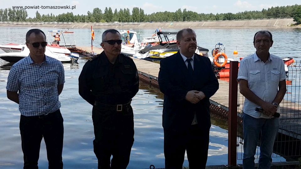 zdjęcie z uroczystego otwarcie sezonu letniego 2021 nad Zalewem Sulejowskim, zorganizowanego przez Starostwo Powiatowe w Tomaszowie Mazowieckim i Wodne Ochotnicze Pogotowie Ratunkowe w Tomaszowie Mazowieckim, które odbyło się 29 czerwca 2021 roku