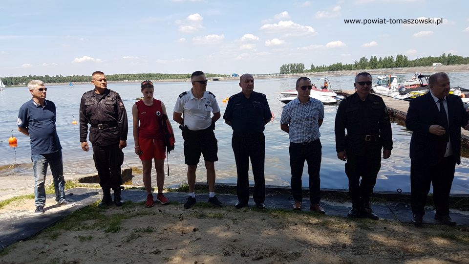 zdjęcie z uroczystego otwarcie sezonu letniego 2021 nad Zalewem Sulejowskim, zorganizowanego przez Starostwo Powiatowe w Tomaszowie Mazowieckim i Wodne Ochotnicze Pogotowie Ratunkowe w Tomaszowie Mazowieckim, które odbyło się 29 czerwca 2021 roku