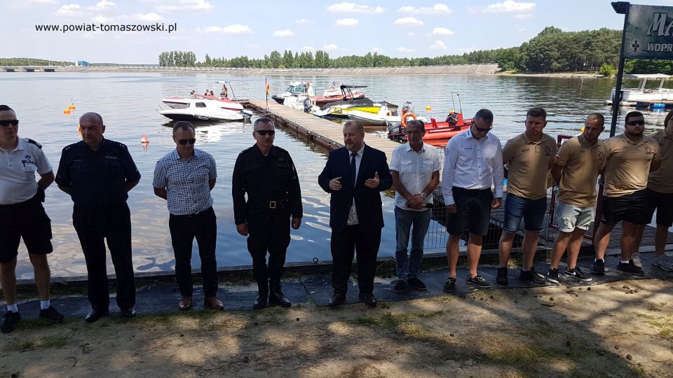 zdjęcie z uroczystego otwarcie sezonu letniego 2021 nad Zalewem Sulejowskim, zorganizowanego przez Starostwo Powiatowe w Tomaszowie Mazowieckim i Wodne Ochotnicze Pogotowie Ratunkowe w Tomaszowie Mazowieckim, które odbyło się 29 czerwca 2021 roku