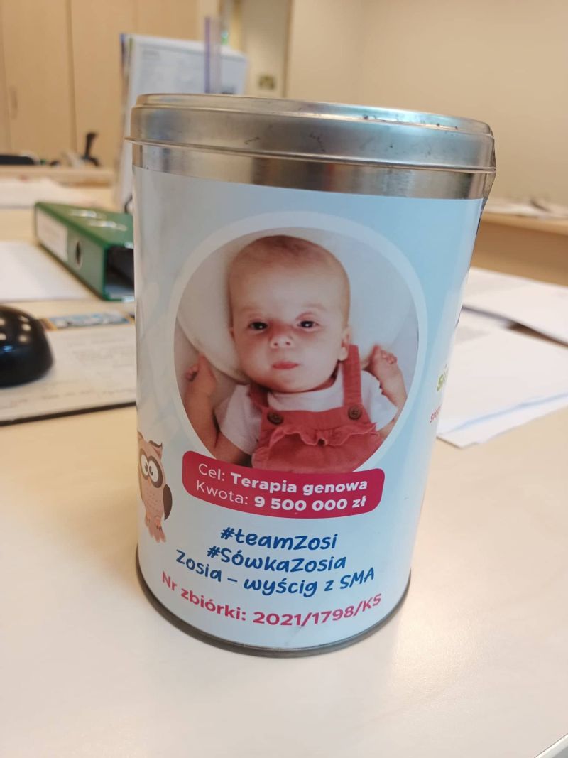 Na zdjęciu: Pracownicy Starostwa Powiatowego w Tomaszowie Mazowieckim również włączyli się w zbiórkę na rzecz Zosi Bigos – 5-miesięcznej tomaszowianki chorej na rdzeniowy zanik mięśni. 