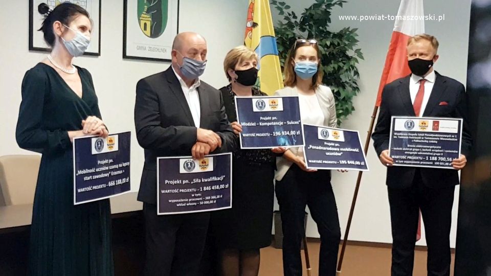Na zdjęciu: od lewej: Beata Stańczyk – Wiceprzewodnicząca Rady Miejskiej i Naczelnik Wydziału Oświaty i Sportu Starostwa Powiatowego, Leon Karwat – Przewodniczący Komisji Edukacji, Kultury i Sportu Rady Powiatu Tomaszowskiego, Elżbieta Łojszczyk – członek Zarządu Powiatu Tomaszowskiego, Martyna Wojciechowska – radna Rady Powiatu Tomaszowskiego, Tomasz Trzaskacz – dyrektor Delegatury Łódzkiego Kuratorium Oświaty w Piotrkowie Trybunalskim, podczas konferencji prasowej dotyczącej projektów realizowanych przez Zespół Szkół Ponadpodstawowych nr 1 im. Tadeusza Kościuszki w Tomaszowie Mazowieckim, na kwotę ok. 9 milionów złotych