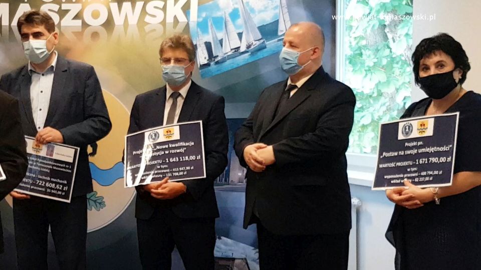 Na zdjęciu: od lewej: dr Jacek Stańdo z Centrum Nauczania Matematyki i Fizyki Politechniki Łódzkiej, Arkadiusz Świątek – koordynator projektów realizowanych w ZSP nr 1, Mariusz Węgrzynowski – Starosta Powiatu Tomaszowskiego, Jolanta Nikodemska – Wicedyrektor szkoły, podczas konferencji prasowej dotyczącej projektów realizowanych przez Zespół Szkół Ponadpodstawowych nr 1 im. Tadeusza Kościuszki w Tomaszowie Mazowieckim, na kwotę ok. 9 milionów złotych