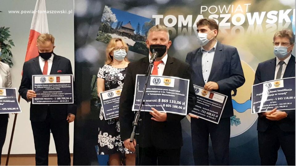 Na zdjęciu: od lewej: Tomasz Trzaskacz – dyrektor Delegatury Łódzkiego Kuratorium Oświaty w Piotrkowie Trybunalskim, dr hab. inż. Ewa Korzeniewska z Wydziału Elektrotechniki, Elektroniki, Informatyki i Automatyki Politechniki Łódzkiej, Dariusz Kwiatkowski – dyrektor ZSP nr 1, dr Jacek Stańdo z Centrum Nauczania Matematyki i Fizyki Politechniki Łódzkiej, Arkadiusz Świątek – koordynator projektów realizowanych w ZSP nr 1, podczas konferencji prasowej dotyczącej projektów realizowanych przez Zespół Szkół Ponadpodstawowych nr 1 im. Tadeusza Kościuszki w Tomaszowie Mazowieckim, na kwotę ok. 9 milionów złotych