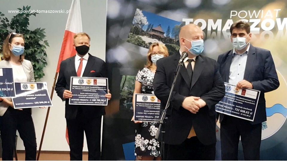 Na zdjęciu: od lewej: Martyna Wojciechowska – radna Rady Powiatu Tomaszowskiego,  Tomasz Trzaskacz – dyrektor Delegatury Łódzkiego Kuratorium Oświaty w Piotrkowie Trybunalskim, dr hab. inż. Ewa Korzeniewska z Wydziału Elektrotechniki, Elektroniki, Informatyki i Automatyki Politechniki Łódzkiej, Mariusz Węgrzynowski – Starosta Powiatu Tomaszowskiego, dr Jacek Stańdo z Centrum Nauczania Matematyki i Fizyki Politechniki Łódzkiej, podczas konferencji prasowej dotyczącej projektów realizowanych przez Zespół Szkół Ponadpodstawowych nr 1 im. Tadeusza Kościuszki w Tomaszowie Mazowieckim, na kwotę ok. 9 milionów złotych