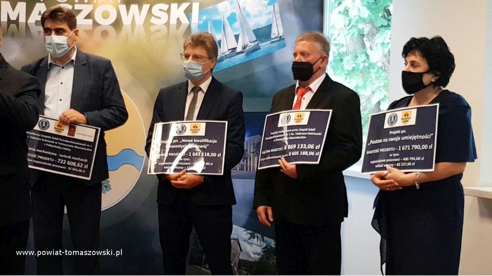 Na zdjęciu: od lewej: dr Jacek Stańdo z Centrum Nauczania Matematyki i Fizyki Politechniki Łódzkiej, Dariusz Kwiatkowski – dyrektor ZSP nr 1, Jolanta Nikodemska – Wicedyrektor szkoły, Arkadiusz Świątek – koordynator projektów realizowanych w ZSP nr 1, podczas konferencji prasowej dotyczącej projektów realizowanych przez Zespół Szkół Ponadpodstawowych nr 1 im. Tadeusza Kościuszki w Tomaszowie Mazowieckim, na kwotę ok. 9 milionów złotych