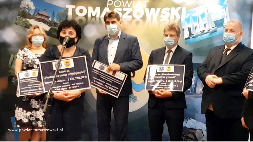 Na zdjęciu: od lewej: dr hab. inż. Ewa Korzeniewska z Wydziału Elektrotechniki, Elektroniki, Informatyki i Automatyki Politechniki Łódzkiej, Jolanta Nikodemska – Wicedyrektor szkoły, dr Jacek Stańdo z Centrum Nauczania Matematyki i Fizyki Politechniki Łódzkiej, Arkadiusz Świątek – koordynator projektów realizowanych w ZSP nr 1, Mariusz Węgrzynowski – Starosta Powiatu Tomaszowskiego, podczas konferencji prasowej dotyczącej projektów realizowanych przez Zespół Szkół Ponadpodstawowych nr 1 im. Tadeusza Kościuszki w Tomaszowie Mazowieckim, na kwotę ok. 9 milionów złotych
