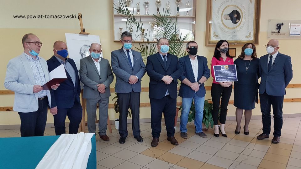 Na zdjęciu: od lewej: Jacek Bartosik – dyrektor ZSP nr 2, Przemysław Lauer, reprezentujący Firmę „Polva”, Leon Karwat – Przewodniczący Komisji Edukacji, Kultury i Sportu Rady Powiatu Tomaszowskiego, Leszek Ogórek – Wicestarosta Powiatu Tomaszowskiego, Mariusz Węgrzynowski – Starosta Powiatu Tomaszowskiego, Krzysztof Tarkowski - podinspektor Wydziału Inwestycji i Pozyskiwania Środków Pomocowych Starostwa Powiatowego, Beata Stańczyk – Wiceprzewodnicząca Rady Miejskiej i Naczelnik Wydziału Oświaty i Sportu Starostwa Powiatowego, Halina Fijałkowska – Wicedyrektor ZSP nr 2 i Paweł Piotrowski – Wicedyrektor ZSP nr 2, podczas podpisania umowy z wykonawca „Termomodernizacji budynków Zespołu Szkół Ponadpodstawowych nr 2 w Tomaszowie Mazowieckim 