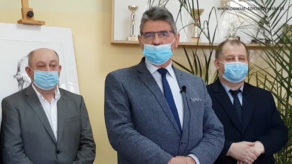 Na zdjęciu: od lewej: Leon Karwat – Przewodniczący Komisji Edukacji, Kultury i Sportu Rady Powiatu Tomaszowskiego, Leszek Ogórek – Wicestarosta Powiatu Tomaszowskiego, Mariusz Węgrzynowski – Starosta Powiatu Tomaszowskiego, podczas podpisania umowy z wykonawca „Termomodernizacji budynków Zespołu Szkół Ponadpodstawowych nr 2 w Tomaszowie Mazowieckim