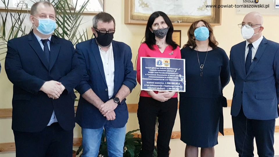 Na zdjęciu: od lewej: Mariusz Węgrzynowski – Starosta Powiatu Tomaszowskiego, Krzysztof Tarkowski - podinspektor Wydziału Inwestycji i Pozyskiwania Środków Pomocowych Starostwa Powiatowego, Beata Stańczyk – Wiceprzewodnicząca Rady Miejskiej i Naczelnik Wydziału Oświaty i Sportu Starostwa Powiatowego, Halina Fijałkowska – Wicedyrektor ZSP nr 2 i Paweł Piotrowski – Wicedyrektor ZSP nr 2, podczas podpisania umowy z wykonawca „Termomodernizacji budynków Zespołu Szkół Ponadpodstawowych nr 2 w Tomaszowie Mazowieckim