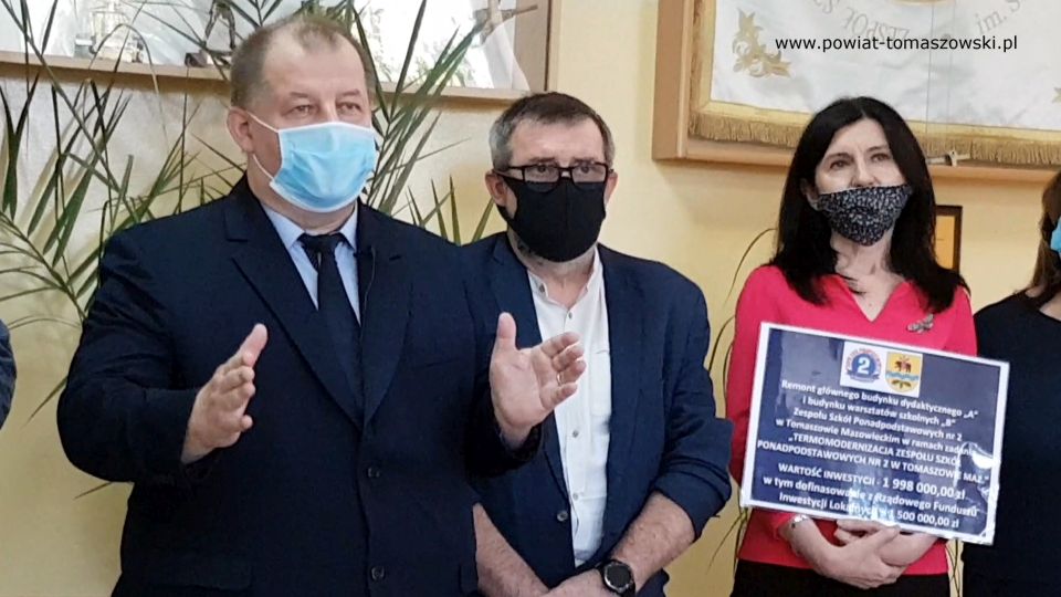 Na zdjęciu: od lewej: Mariusz Węgrzynowski – Starosta Powiatu Tomaszowskiego, Krzysztof Tarkowski - podinspektor Wydziału Inwestycji i Pozyskiwania Środków Pomocowych Starostwa Powiatowego, Beata Stańczyk – Wiceprzewodnicząca Rady Miejskiej i Naczelnik Wydziału Oświaty i Sportu Starostwa Powiatowego, podczas podpisania umowy z wykonawca „Termomodernizacji budynków Zespołu Szkół Ponadpodstawowych nr 2 w Tomaszowie Mazowieckim