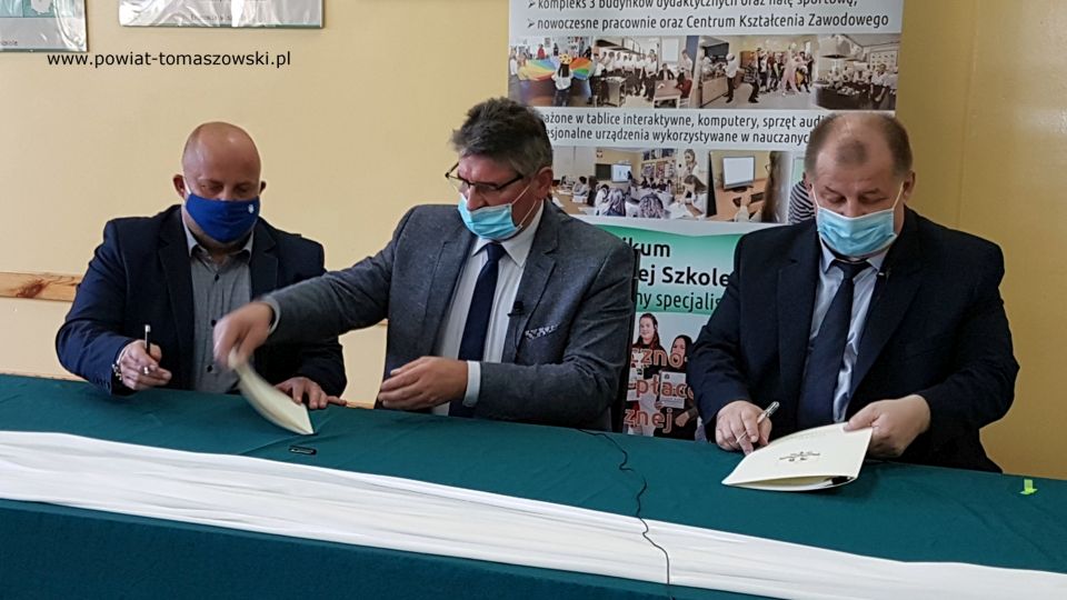 Na zdjęciu: od prawej: Mariusz Węgrzynowski – Starosta Powiatu Tomaszowskiego, Leszek Ogórek – Wicestarosta Powiatu Tomaszowskiego, Przemysław Lauer, reprezentujący Firmę „Polva”, podczas podpisania umowy z wykonawca „Termomodernizacji budynków Zespołu Szkół Ponadpodstawowych nr 2 w Tomaszowie Mazowieckim