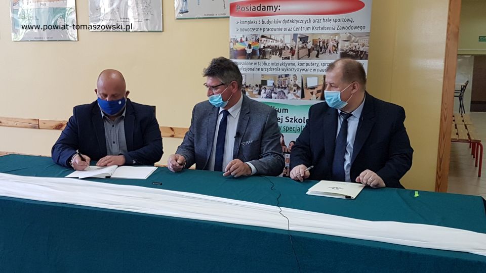 Na zdjęciu: od prawej: Mariusz Węgrzynowski – Starosta Powiatu Tomaszowskiego, Leszek Ogórek – Wicestarosta Powiatu Tomaszowskiego, Przemysław Lauer, reprezentujący Firmę „Polva”, podczas podpisania umowy z wykonawca „Termomodernizacji budynków Zespołu Szkół Ponadpodstawowych nr 2 w Tomaszowie Mazowieckim