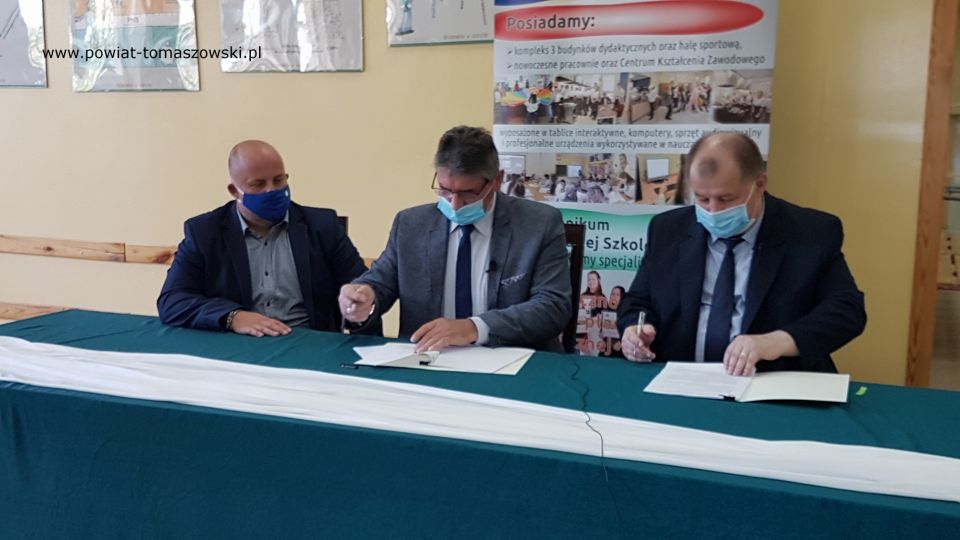 Na zdjęciu: od prawej: Mariusz Węgrzynowski – Starosta Powiatu Tomaszowskiego, Leszek Ogórek – Wicestarosta Powiatu Tomaszowskiego, Przemysław Lauer, reprezentujący Firmę „Polva”, podczas podpisania umowy z wykonawca „Termomodernizacji budynków Zespołu Szkół Ponadpodstawowych nr 2 w Tomaszowie Mazowieckim
