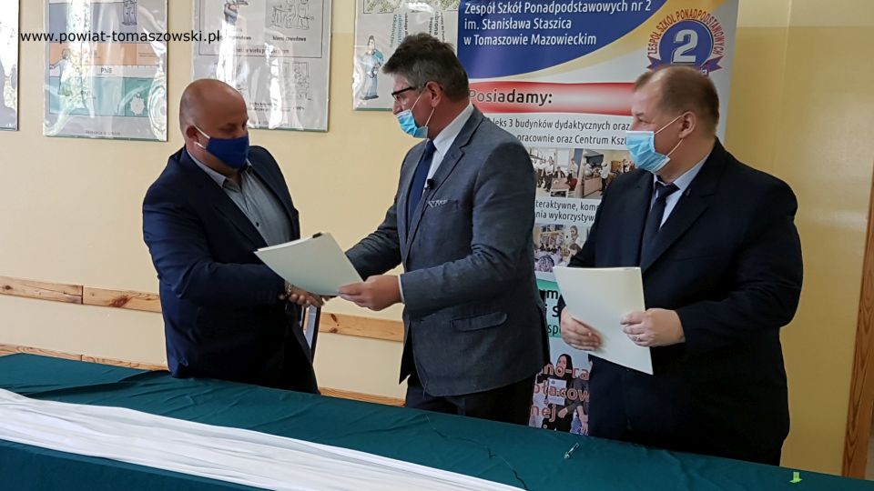 Na zdjęciu: od prawej: Mariusz Węgrzynowski – Starosta Powiatu Tomaszowskiego, Leszek Ogórek – Wicestarosta Powiatu Tomaszowskiego, Przemysław Lauer, reprezentujący Firmę „Polva”, podczas podpisania umowy z wykonawca „Termomodernizacji budynków Zespołu Szkół Ponadpodstawowych nr 2 w Tomaszowie Mazowieckim