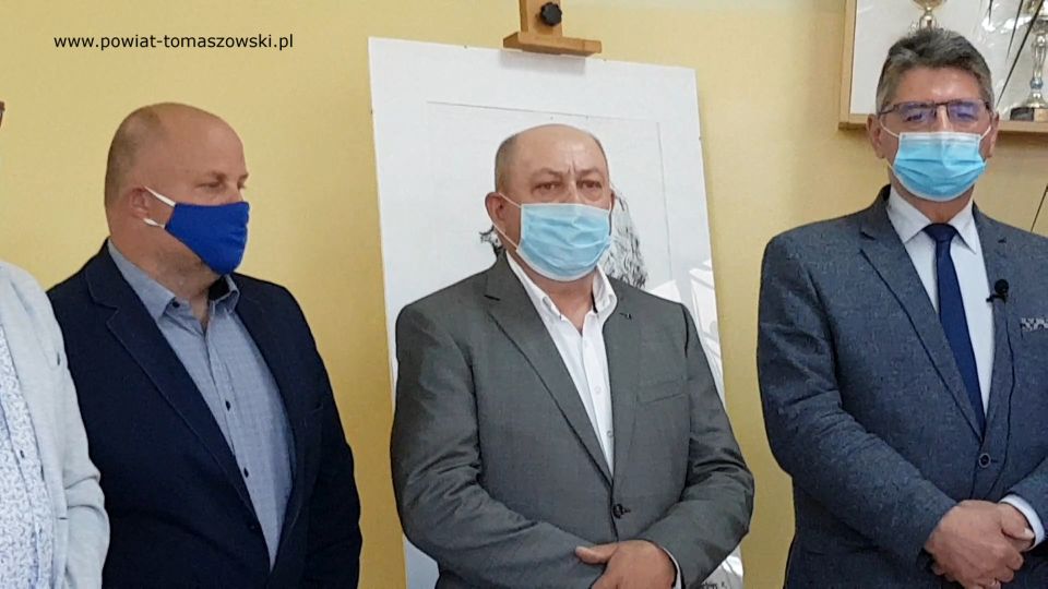 Na zdjęciu: od lewej: Przemysław Lauer, reprezentujący Firmę „Polva”, Leon Karwat – Przewodniczący Komisji Edukacji, Kultury i Sportu Rady Powiatu Tomaszowskiego, Leszek Ogórek – Wicestarosta Powiatu Tomaszowskiego, podczas podpisania umowy z wykonawca „Termomodernizacji budynków Zespołu Szkół Ponadpodstawowych nr 2 w Tomaszowie Mazowieckim