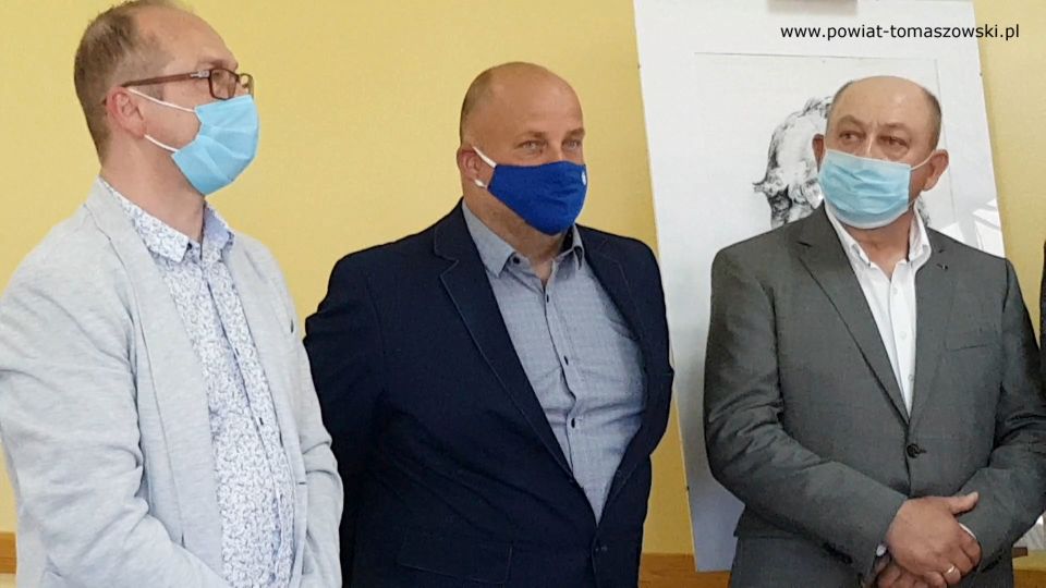 Na zdjęciu: od lewej: Jacek Bartosik – dyrektor ZSP nr 2, Przemysław Lauer, reprezentujący Firmę „Polva”, Leon Karwat – Przewodniczący Komisji Edukacji, Kultury i Sportu Rady Powiatu Tomaszowskiego, podczas podpisania umowy z wykonawca „Termomodernizacji budynków Zespołu Szkół Ponadpodstawowych nr 2 w Tomaszowie Mazowieckim