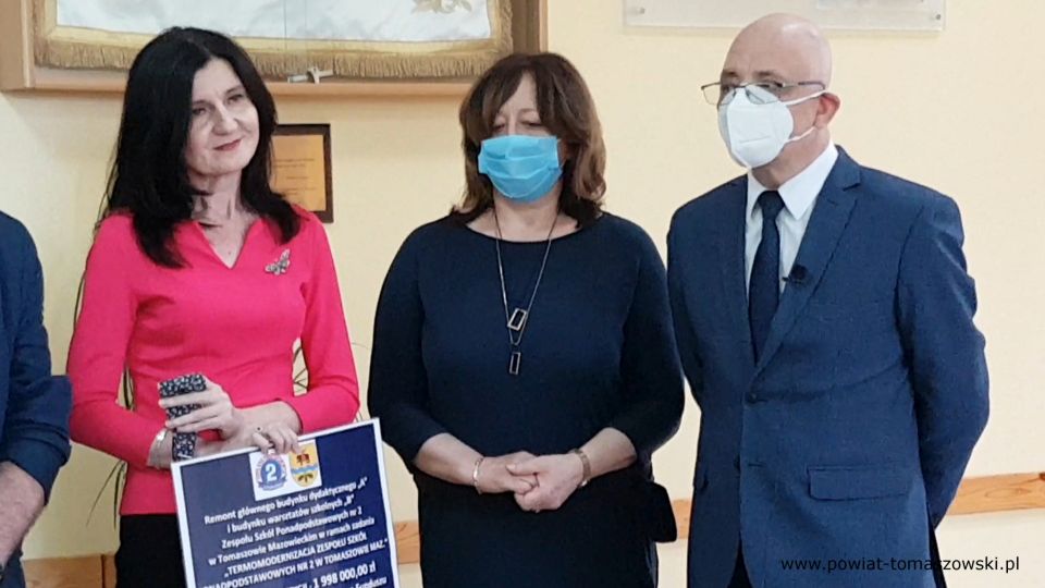 Na zdjęciu: od lewej: Beata Stańczyk – Wiceprzewodnicząca Rady Miejskiej i Naczelnik Wydziału Oświaty i Sportu Starostwa Powiatowego, Halina Fijałkowska – Wicedyrektor ZSP nr 2 i Paweł Piotrowski – Wicedyrektor ZSP nr 2, podczas podpisania umowy z wykonawca „Termomodernizacji budynków Zespołu Szkół Ponadpodstawowych nr 2 w Tomaszowie Mazowieckim 