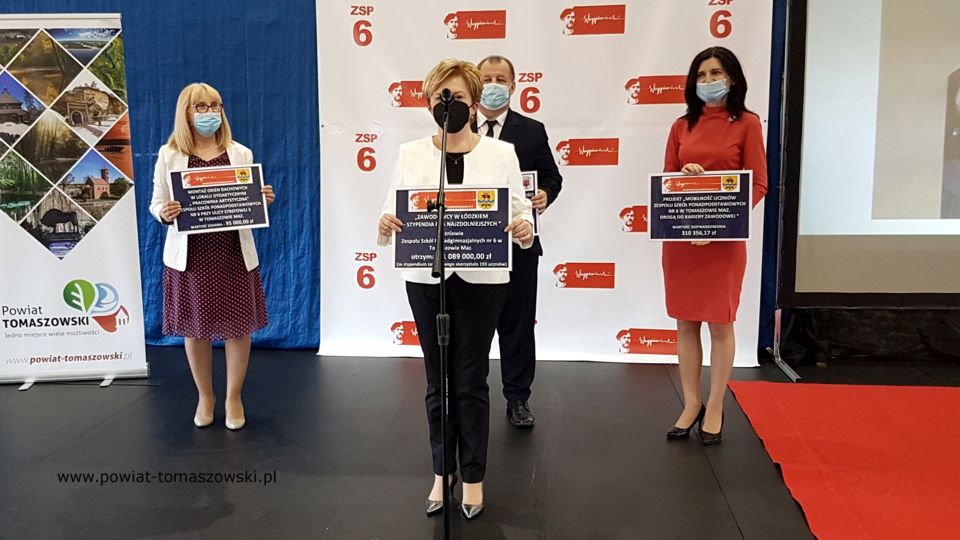 Na zdjęciu: od prawej: Beata Stańczyk - Wiceprzewodnicząca Rady Miejskiej i Naczelnik Wydziału Oświaty i Sportu Starostwa Powiatowego w Tomaszowie Mazowieckim, Mariusz Węgrzynowski – Starosta Powiatu Tomaszowskiego, Magdalena Fałek – dyrektor Zespołu Szkół Ponadpodstawowych nr 6 im. Stanisława Wyspiańskiego w Tomaszowie Mazowieckim i Kamila Mosiężnik – wicedyrektor szkoły, podczas konferencji prasowej, dotyczącej środków finansowych pozyskanych na budowę okien w pracowni artystycznej ZSP nr 6, stypendiów dla uczniów ZSP nr 6 i środków na wyjazd 40 uczniów szkoły do Grecji