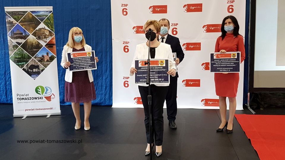 Na zdjęciu: od prawej: Beata Stańczyk - Wiceprzewodnicząca Rady Miejskiej i Naczelnik Wydziału Oświaty i Sportu Starostwa Powiatowego w Tomaszowie Mazowieckim, Mariusz Węgrzynowski – Starosta Powiatu Tomaszowskiego, Magdalena Fałek – dyrektor Zespołu Szkół Ponadpodstawowych nr 6 im. Stanisława Wyspiańskiego w Tomaszowie Mazowieckim i Kamila Mosiężnik – wicedyrektor szkoły, podczas konferencji prasowej, dotyczącej środków finansowych pozyskanych na budowę okien w pracowni artystycznej ZSP nr 6, stypendiów dla uczniów ZSP nr 6 i środków na wyjazd 40 uczniów szkoły do Grecji