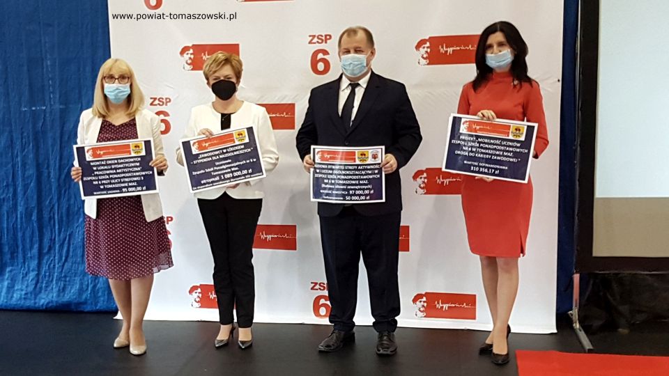 Na zdjęciu: od prawej: Beata Stańczyk - Wiceprzewodnicząca Rady Miejskiej i Naczelnik Wydziału Oświaty i Sportu Starostwa Powiatowego w Tomaszowie Mazowieckim, Mariusz Węgrzynowski – Starosta Powiatu Tomaszowskiego, Magdalena Fałek – dyrektor Zespołu Szkół Ponadpodstawowych nr 6 im. Stanisława Wyspiańskiego w Tomaszowie Mazowieckim i Kamila Mosiężnik – wicedyrektor szkoły, podczas konferencji prasowej, dotyczącej środków finansowych pozyskanych na budowę okien w pracowni artystycznej ZSP nr 6, stypendiów dla uczniów ZSP nr 6 i środków na wyjazd 40 uczniów szkoły do Grecji