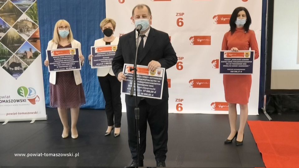 Na zdjęciu: od prawej: Beata Stańczyk - Wiceprzewodnicząca Rady Miejskiej i Naczelnik Wydziału Oświaty i Sportu Starostwa Powiatowego w Tomaszowie Mazowieckim, Mariusz Węgrzynowski – Starosta Powiatu Tomaszowskiego, Magdalena Fałek – dyrektor Zespołu Szkół Ponadpodstawowych nr 6 im. Stanisława Wyspiańskiego w Tomaszowie Mazowieckim i Kamila Mosiężnik – wicedyrektor szkoły, podczas konferencji prasowej, dotyczącej środków finansowych pozyskanych na budowę okien w pracowni artystycznej ZSP nr 6, stypendiów dla uczniów ZSP nr 6 i środkó1) na wyjazd 40 uczniów szkoły do Grecji